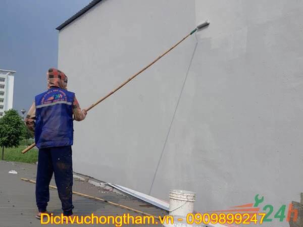 Sơn chống thấm Kova CT11A đang được thi công trên bề mặt sàn nhà vệ sinh, tạo lớp bảo vệ hiệu quả khỏi ẩm mốc và thấm nước